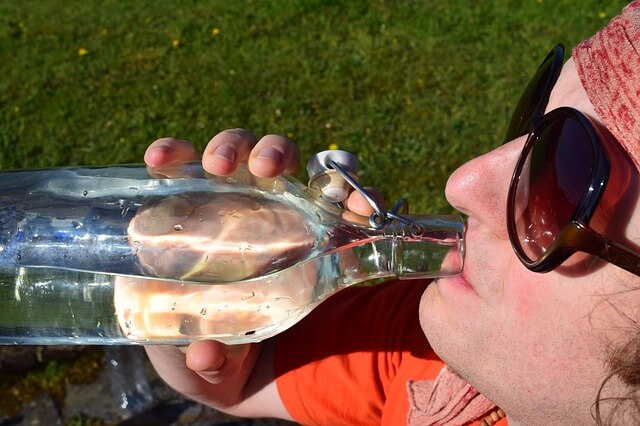 水を飲む男性