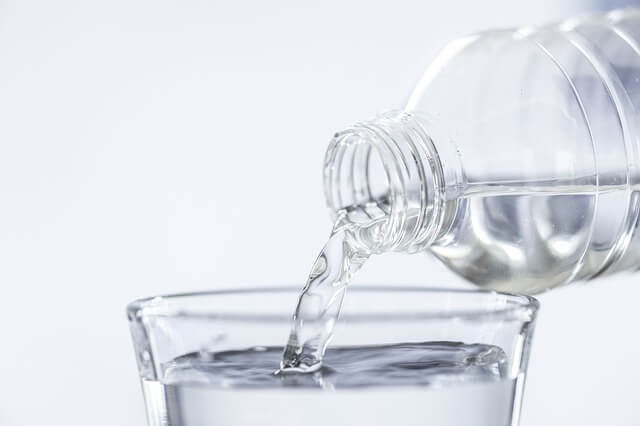 水とコップ